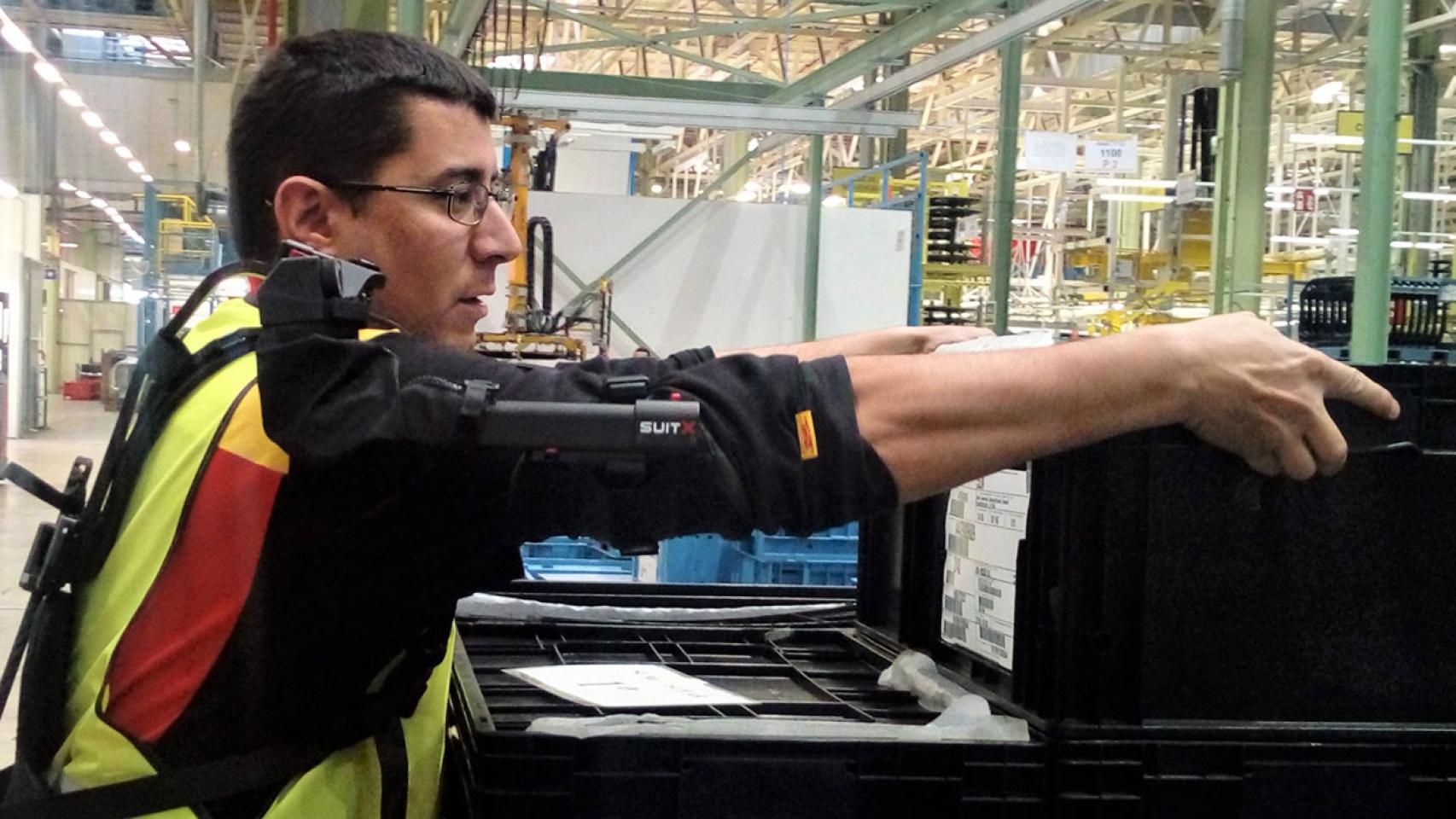 Un trabajador con un exoesqueleto en la planta de Vitoria.