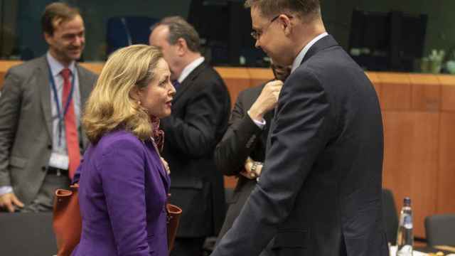 Nadia Calviño conversa con Valdis Dombrovskis durante el Eurogrupo de este lunes