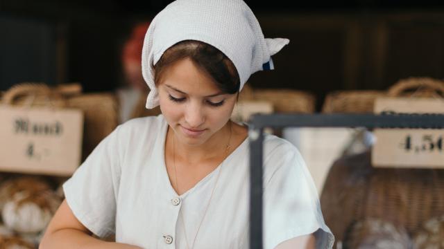 Una mujer empleada en el comercio.