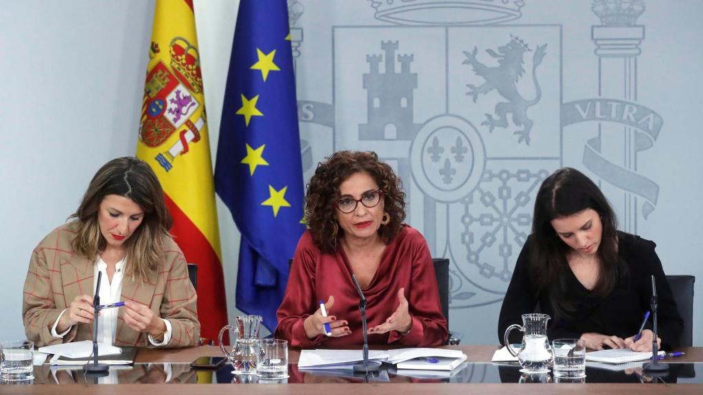 Las ministras de Trabajo, Yolanda Díaz; Hacienda, María Jesús Montero e Igualdad, Irene Montero; durante la rueda de prensa posterior a la reunión del Consejo de Ministros, este martes en La Moncloa.