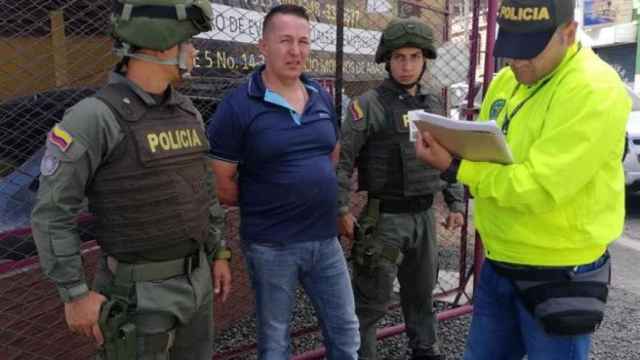 Carlos Alberto Salazar, 'El señor de la bata', custodiado por la Policía en Bogotá (Colombia).