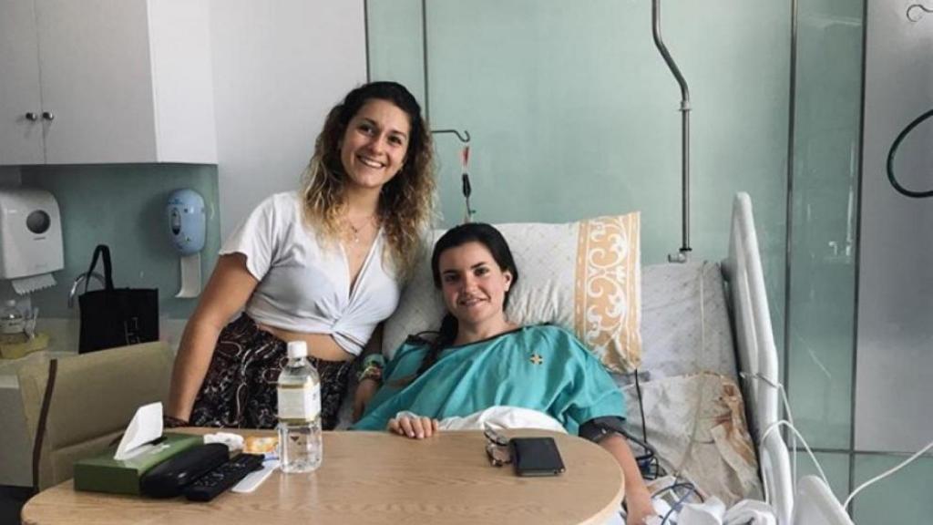María junto a su amiga, Noelia, tras ser intervenida en el hospital tailandés.