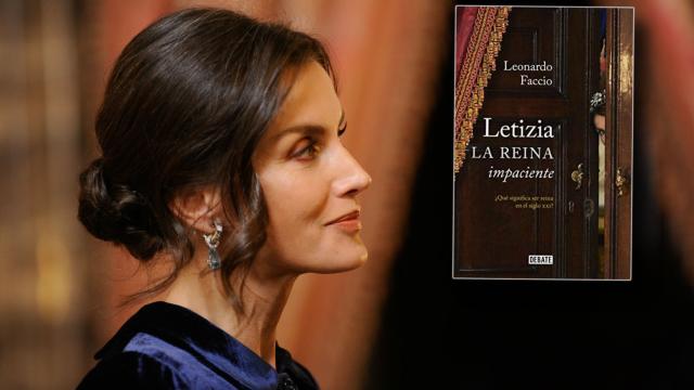 La reina Letizia con la portada del libro 'Letizia, la reina impaciente'.