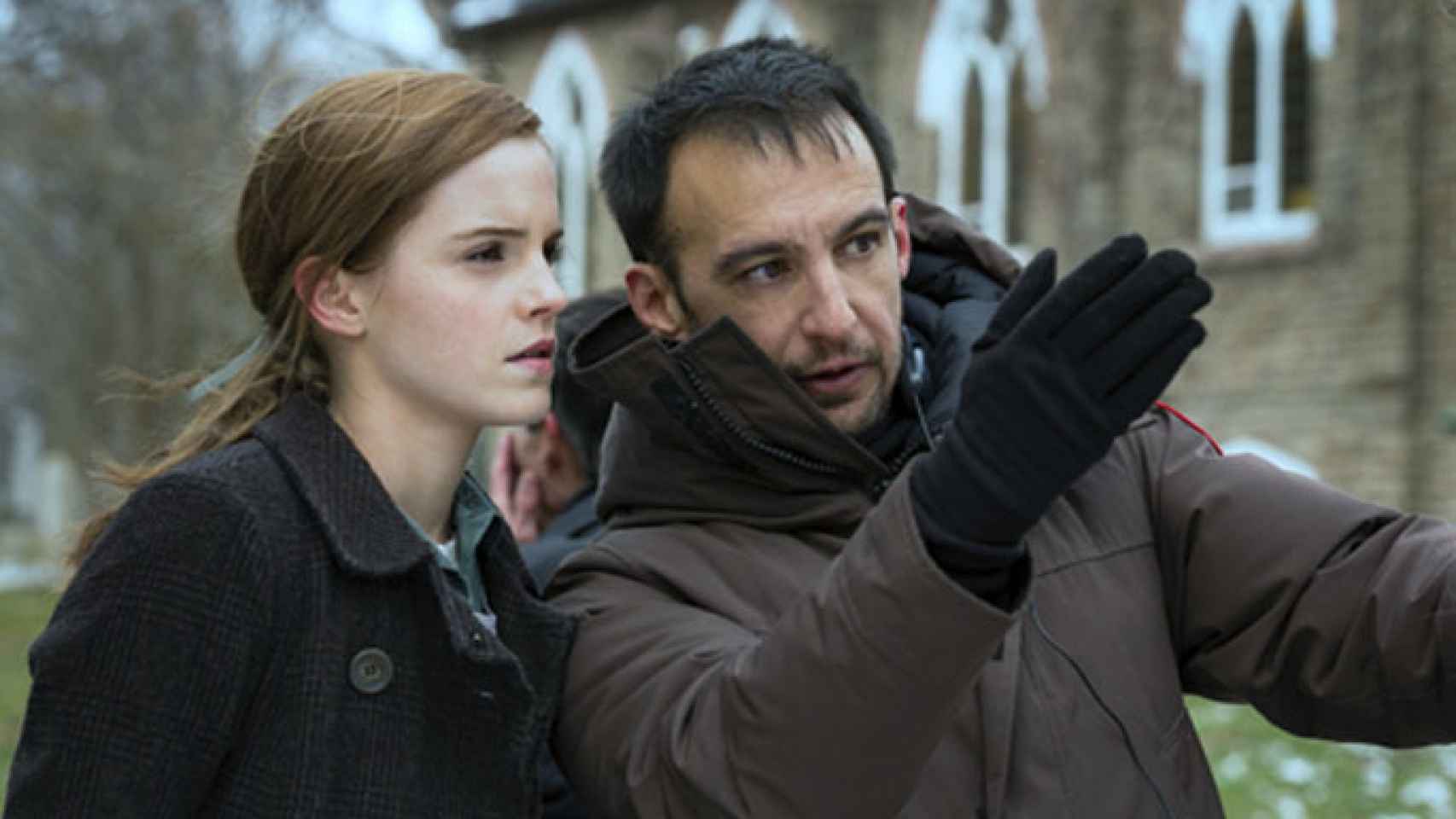 Alejandro Amenábar da órdenes a Emma Watson en el rodaje de 'Regresión'