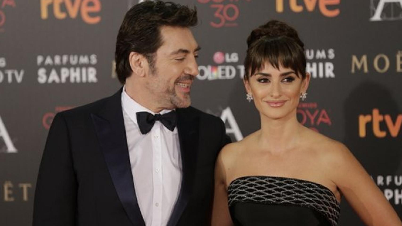 Javier Bardem y Penélope Cruz en la alfombra roja de los Goya 2016