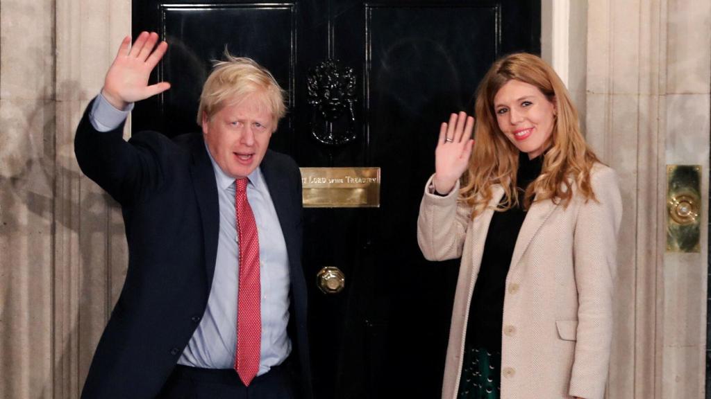 Boris Johnson y Carrie Symonds entrando en su residencia oficial de Downing Street.