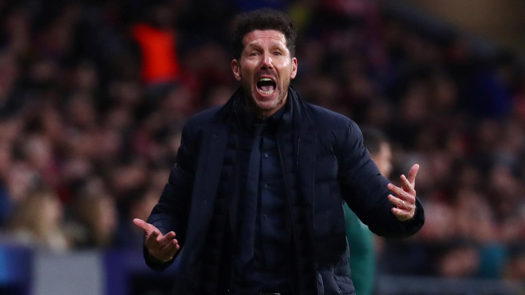 Simeone, durante el encuentro alentando a la grada