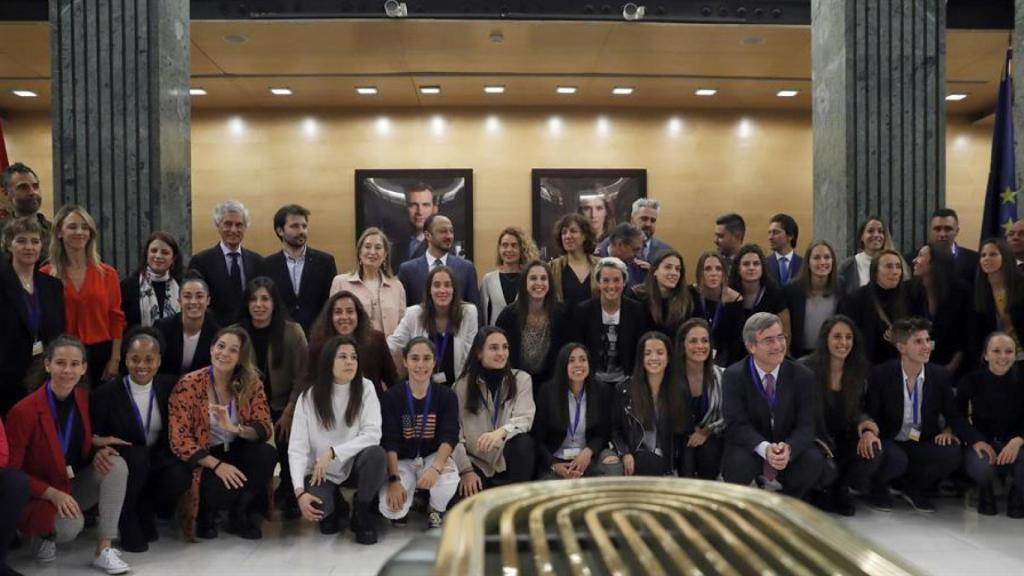 Acto de la firma del convenio colectivo del fútbol femenino en el Congreso