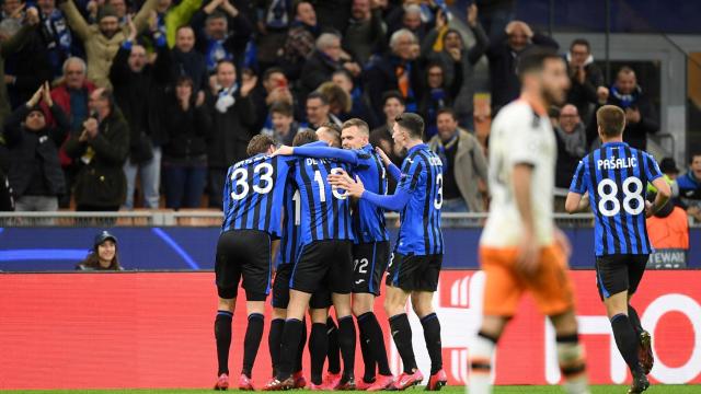 Los jugadores del Atalanta celebran uno de los goles del partido