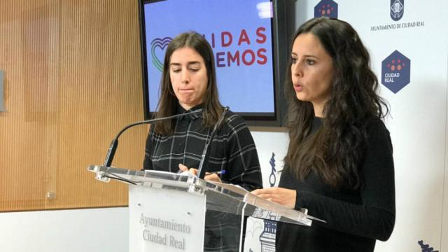 La abogada Lidia Ruiz (i) y Nieves Peinado (d)