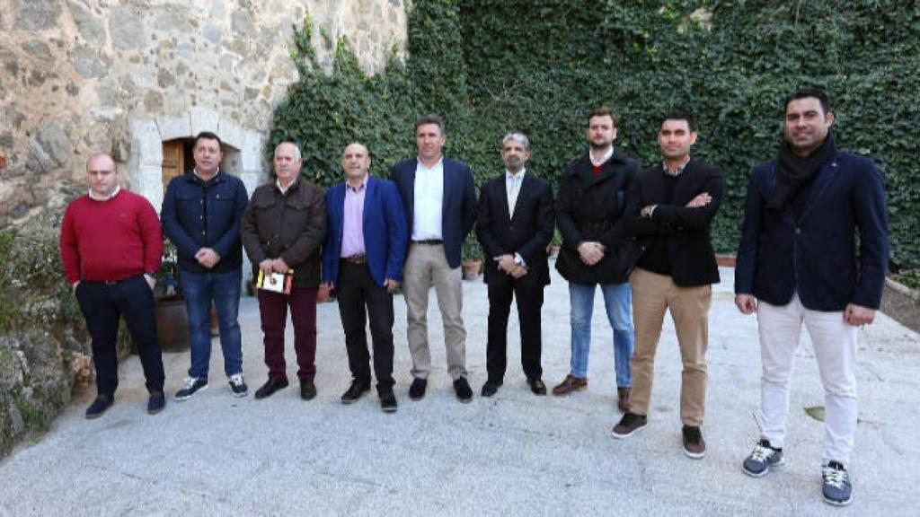 Burillo junto a los representantes de los clubes que lo apoyan. Foto: Óscar Huertas