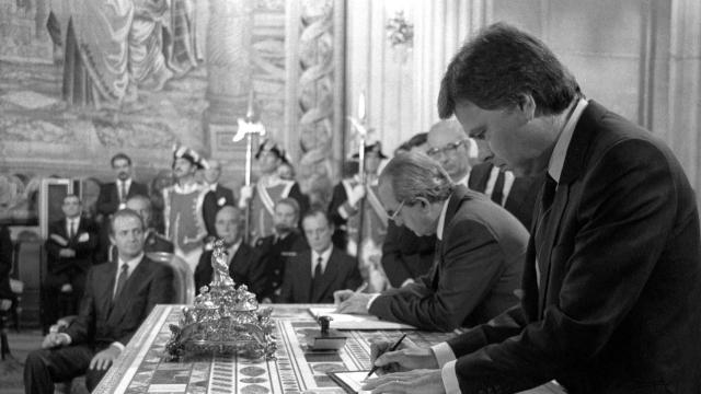 Fernando Morán junto a Felipe González.