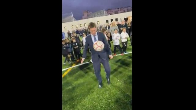 Almeida da un balonazo a un niño inaugurando un campo: Si me quieren, estoy en el mercado