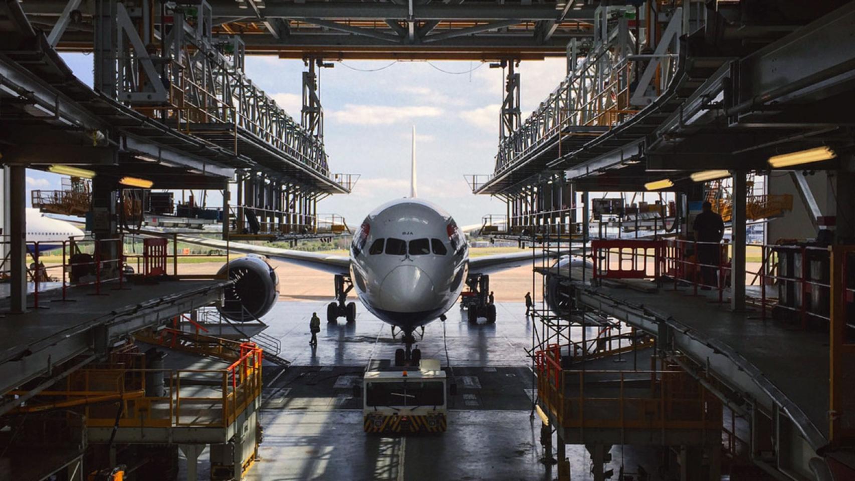 Un avión de British Airways (IAG) entra en su hangar.