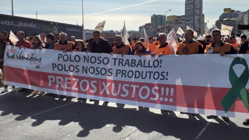 Concentración de los ganaderos gallegos en A Coruña  contra el uso de la leche como producto reclamo