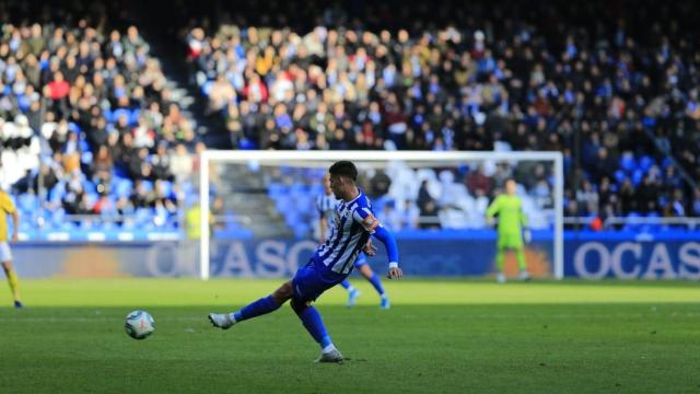 Montero desplaza un balón desde la defensa en Riazor