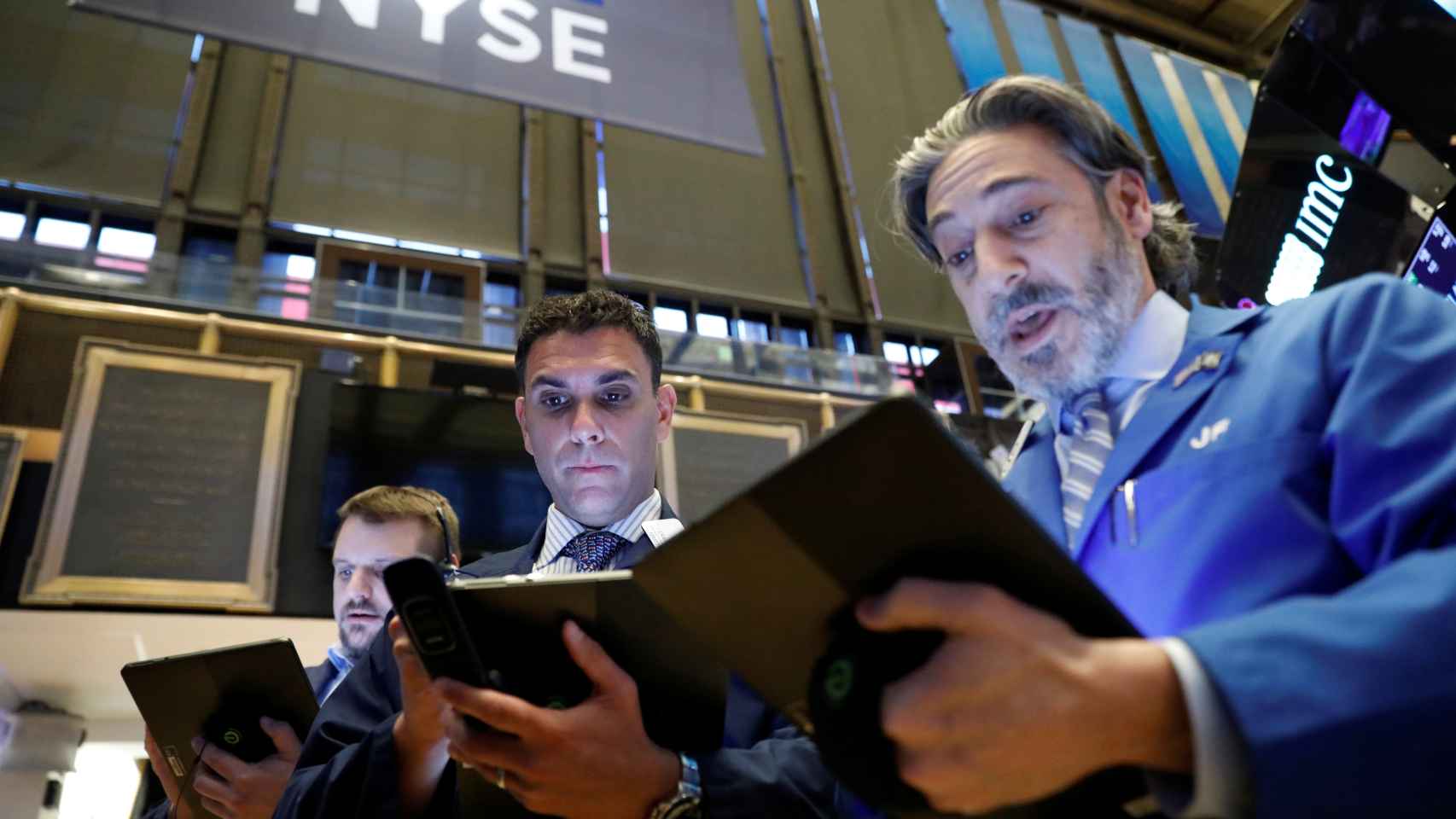 Un bróker con gesto de asombro en Wall Street.