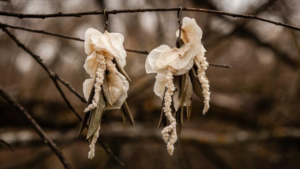 Los pendientes de Leyma Boutique Floral combinan la naturaleza y el Art Nouveau.