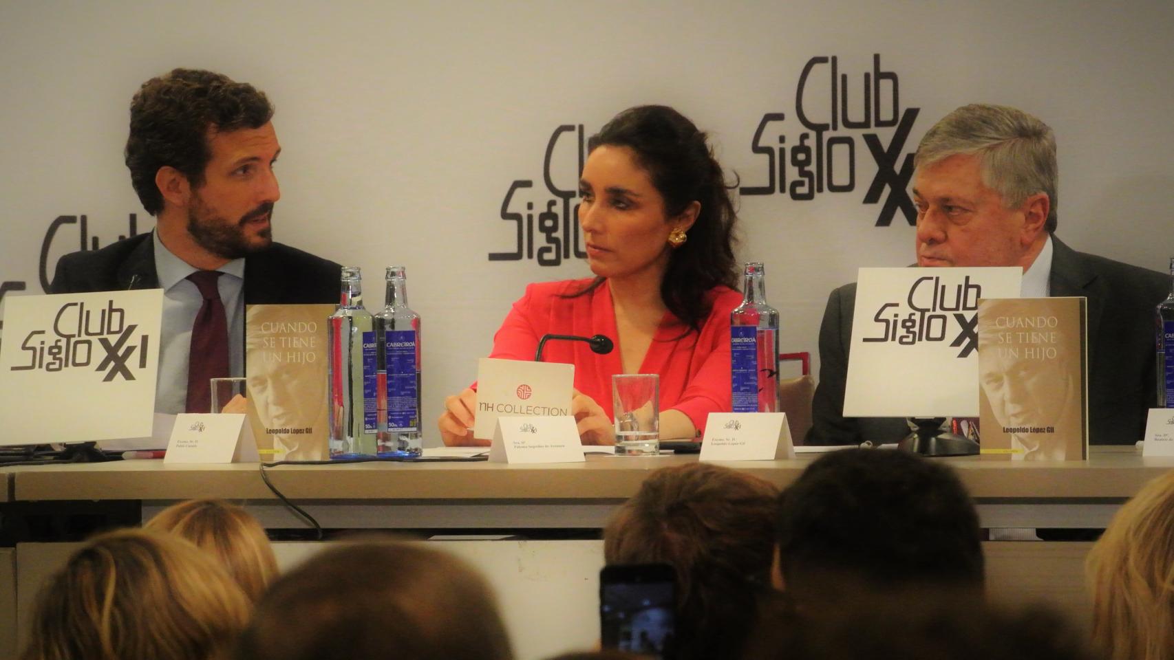 Pablo Casado y Leopoldo López Gil, junto a Paloma Segrelles, en el Club Siglo XXI.