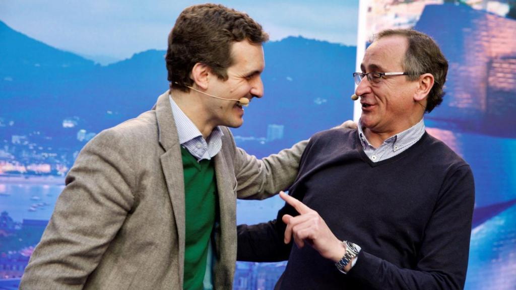 Pablo Casado bromea con Alfonso Alonso.