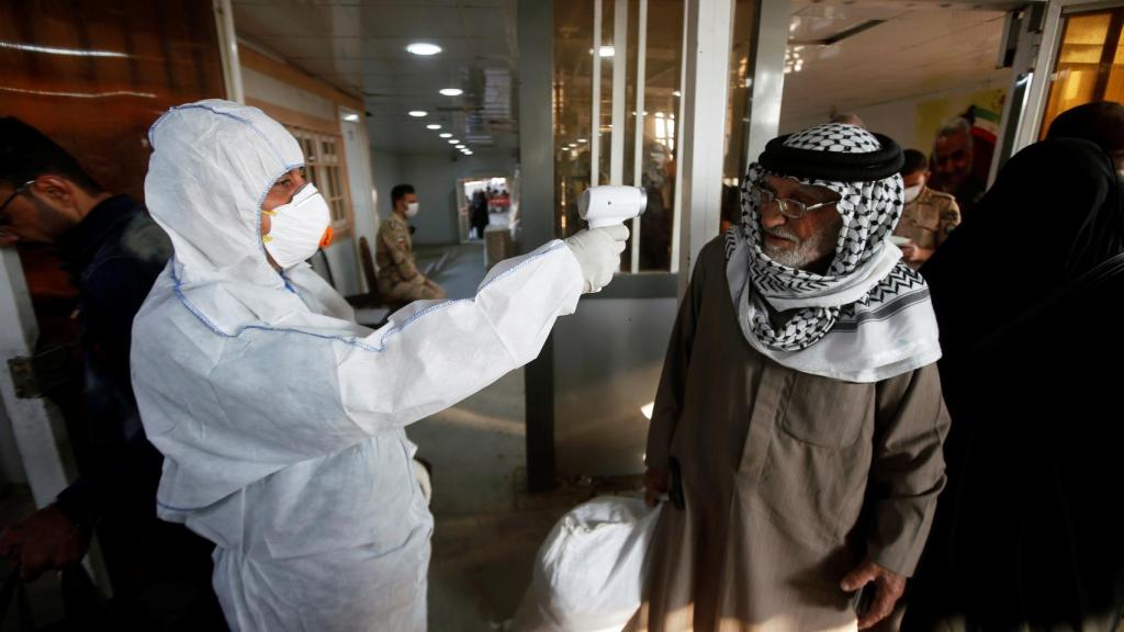 Toma de temperatura en un aeropuerto de Irak