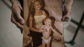 Lucía Garrido, asesinada en 2008, con su hija en una imagen que conserva su familia.