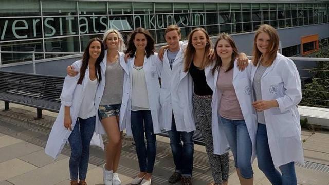 La médico Ana Saavedra, junto a otros compañeros de su universidad, en Alemania.