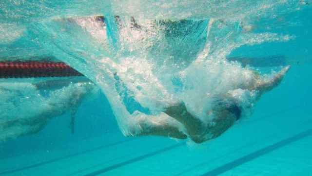 Nadador debajo del agua