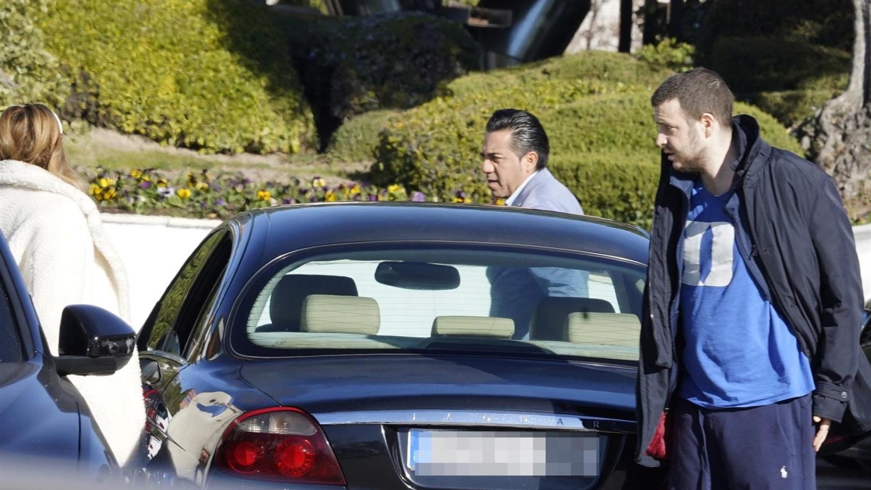 Álex Lequio junto a su madre Ana Obregón llegando al hospital Ruber Internacional.