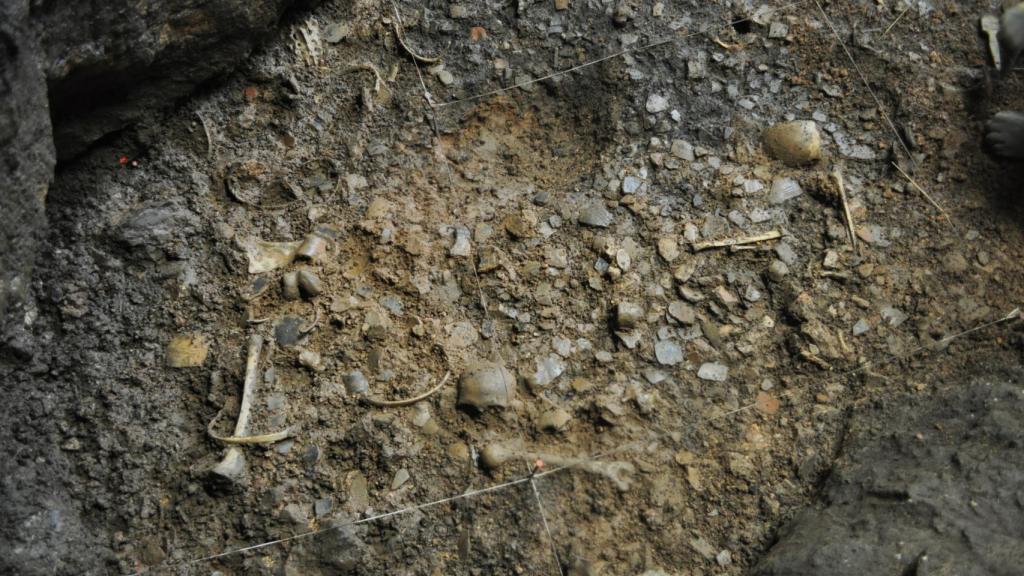 Restos humanos y de cerámica en la cueva de Els Trocs.