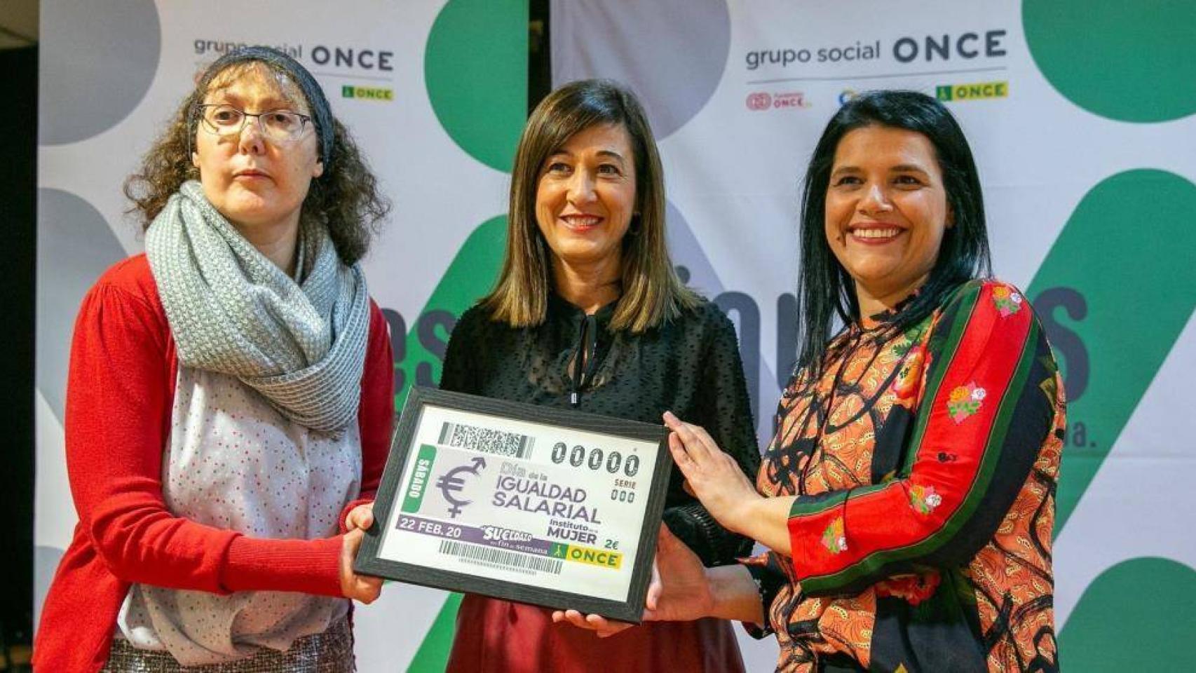 La directora del Instituto de la Mujer, Pilar Callado, con Charo Infante y Carmen Hidalgo