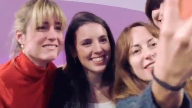 Irene Montero con algunas de las 'influencers' que acudieron a la reunión.