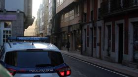 Un coche de policía en la calle Orzán de A Coruña en una imagen de archivo