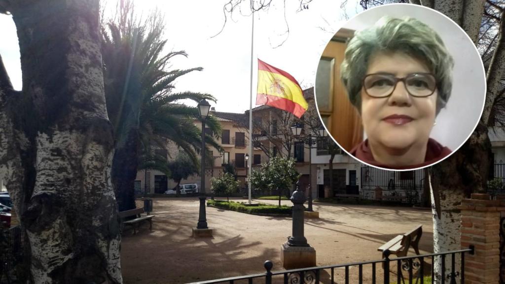 Pilar Sepúlveda, la mujer que acogió a los niños huérfanos. De fondo, la plaza mayor de La Puebla de Almoradiel.