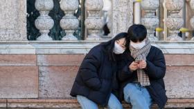 Dos turistas usan mascarillas en Venecia.