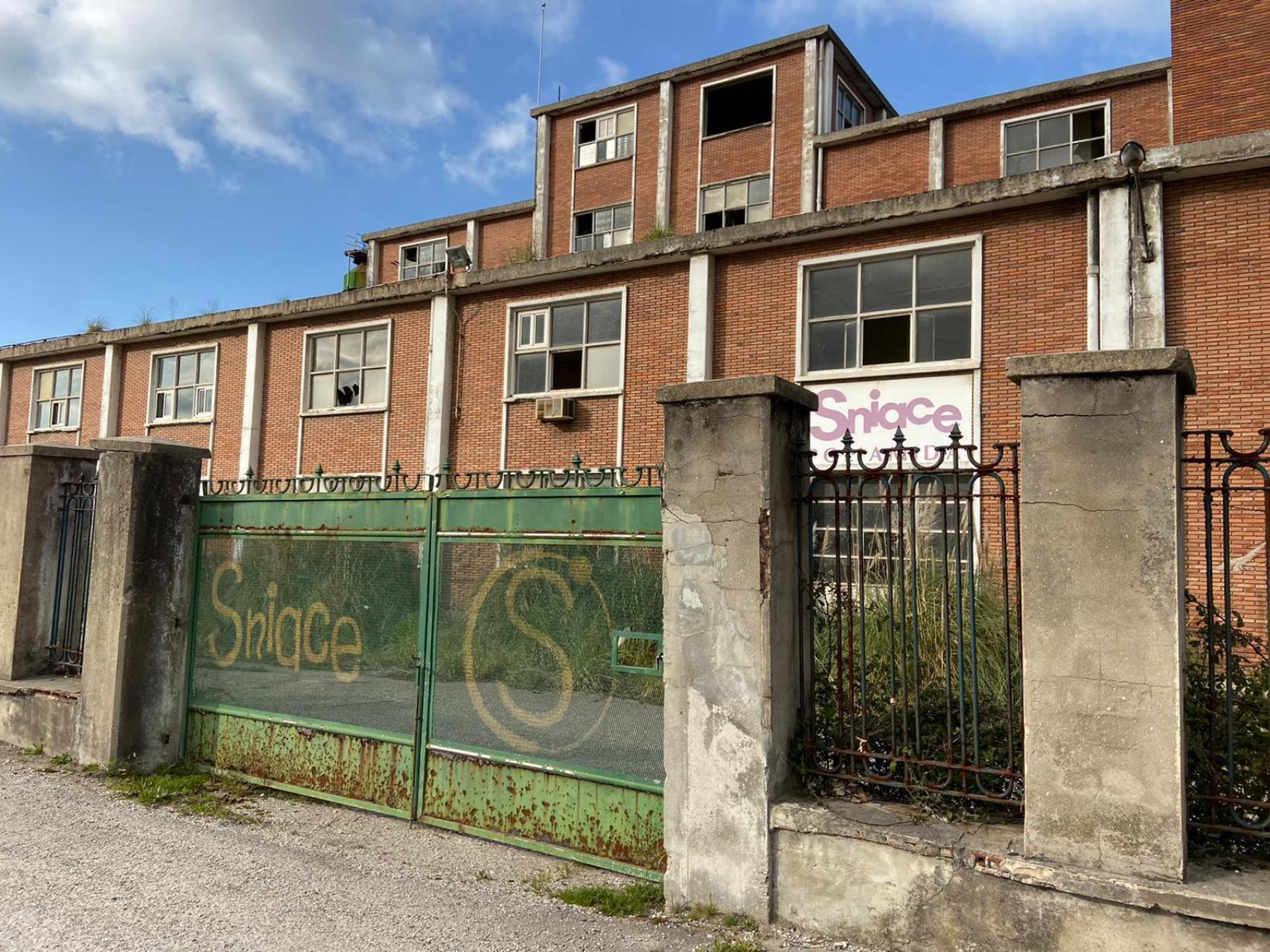 Uno de los edificios del complejo de Sniace, en estado de abandono