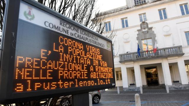 Un luminoso en Casalpusterlengo avisa de las medidas frente al coronavirus.