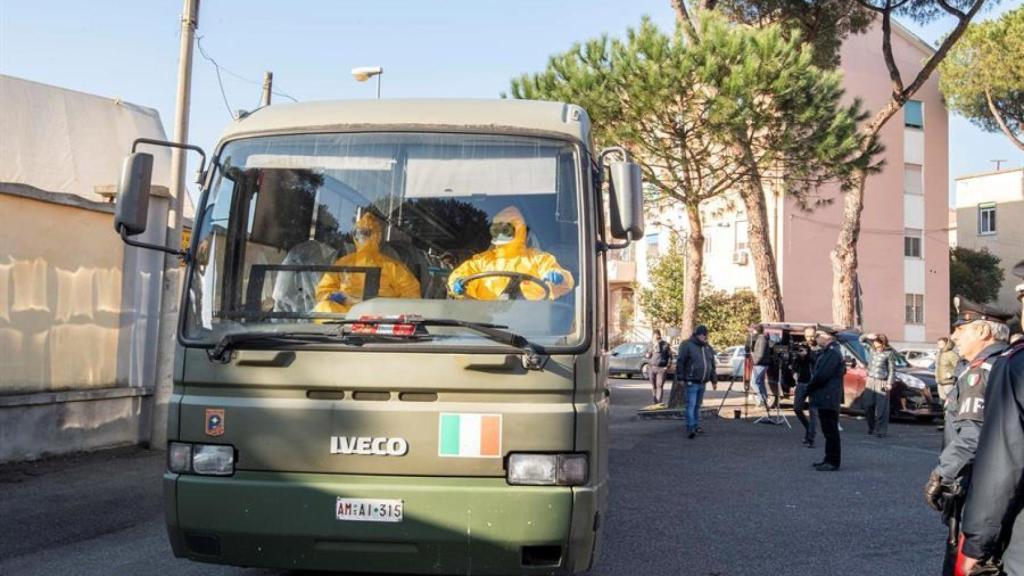 Los turistas italianos evacuados del crucero Diamond Princess llegan al país.