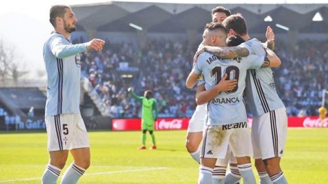 Piña de los jugadores del Celta tras el gol de Iago Aspas