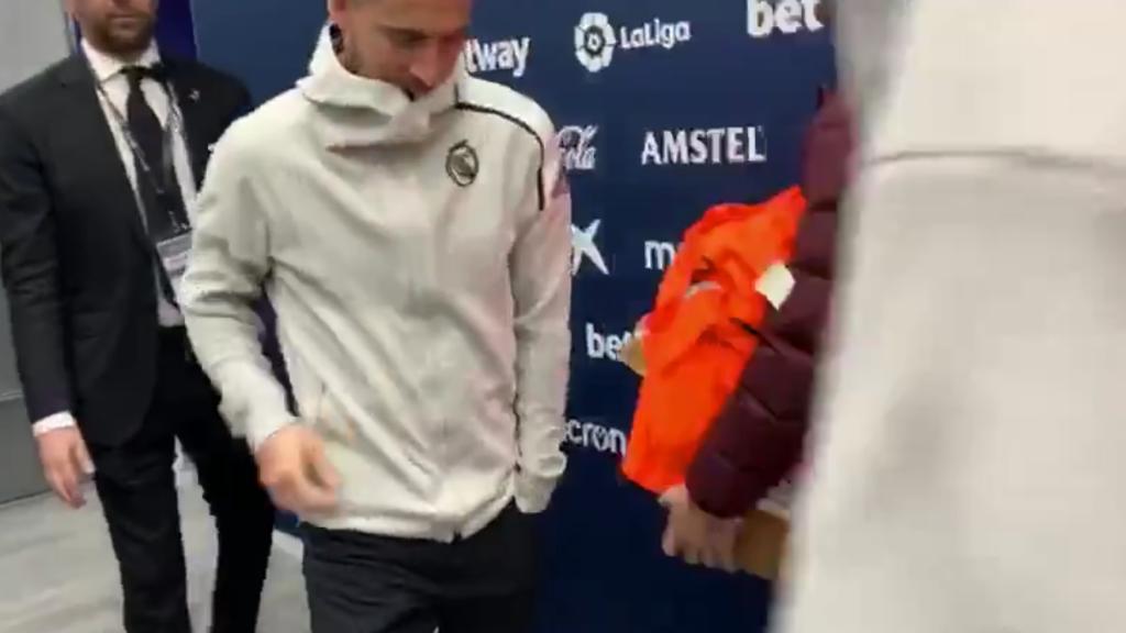 Hazard se marchó cojeando del Ciudad de Valencia