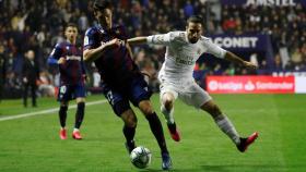 Nikola Vukcevic se cruza ante Dani Carvajal para adelantarse al balón