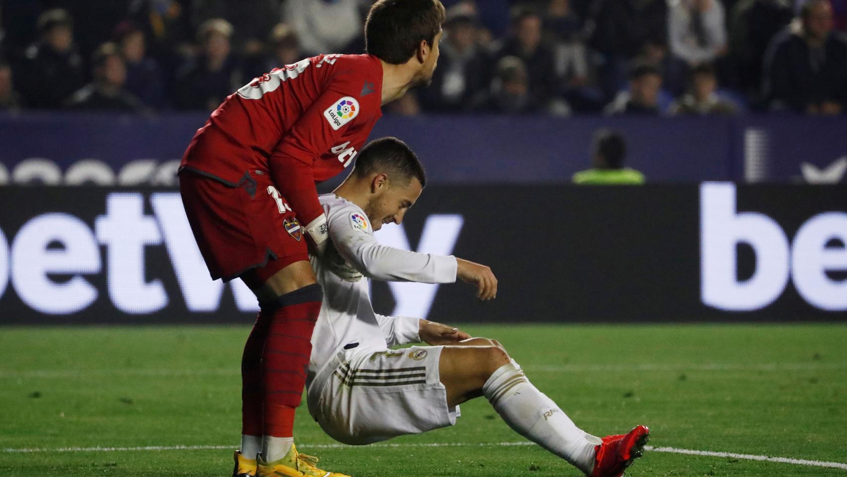 Aitor Fernandez ayuda a Eden Hazard a levantarse