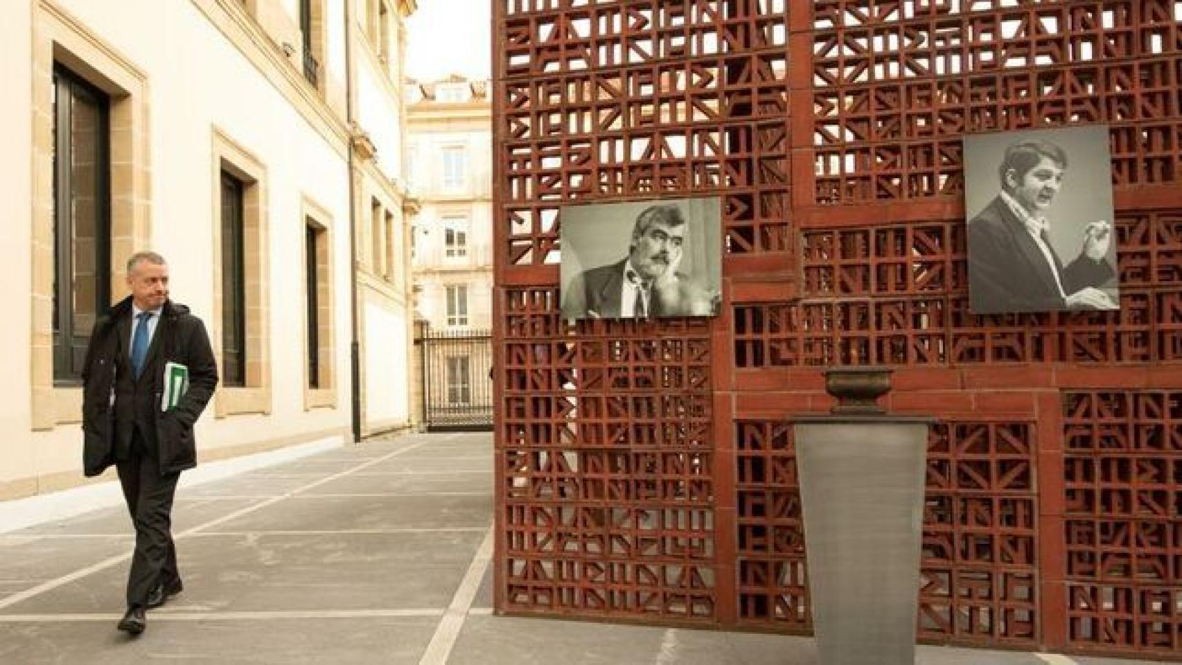 El lehendakari, Íñigo Urkullu, junto  los retratos de los socialistas asesinados por ETA Fernando Buesa y Enrique Casas.