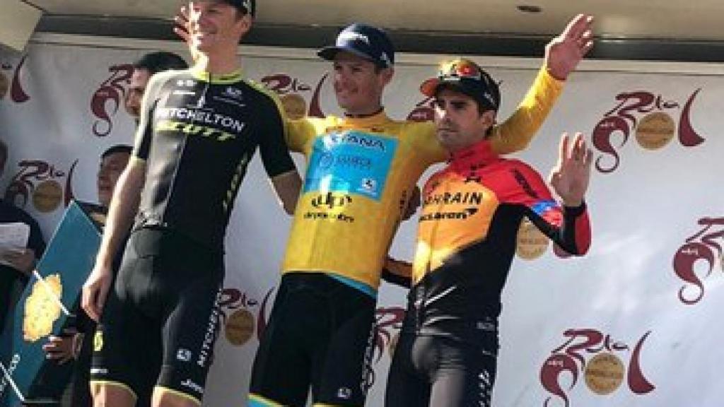 Jakob Fugslang, junto a Jack Haig y Mikel Landa en el podio