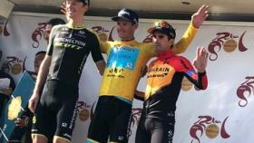 Jakob Fugslang, junto a Jack Haig y Mikel Landa en el podio