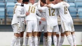 Los canteranos del Real Madrid hacen piña en el campo.