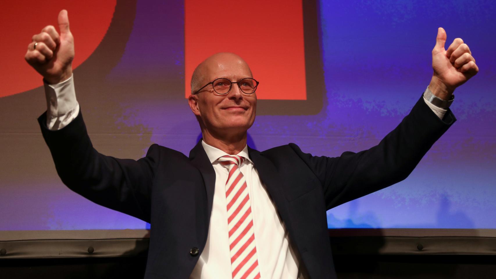 El socialdemócrata Peter Tschentscher  celebra su victoria en las elecciones de Hamburgo.