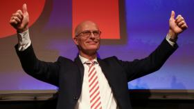 El socialdemócrata Peter Tschentscher  celebra su victoria en las elecciones de Hamburgo.