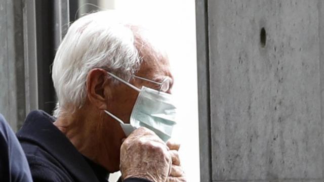 El diseñador Giorgio Armani , con mascarilla, llega a su desfile en la Semana de la Moda de Milán.