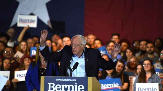 Bernie Sanders,  candidato presidencial demócrata, celebra la victoria en los caucus de Nevada.